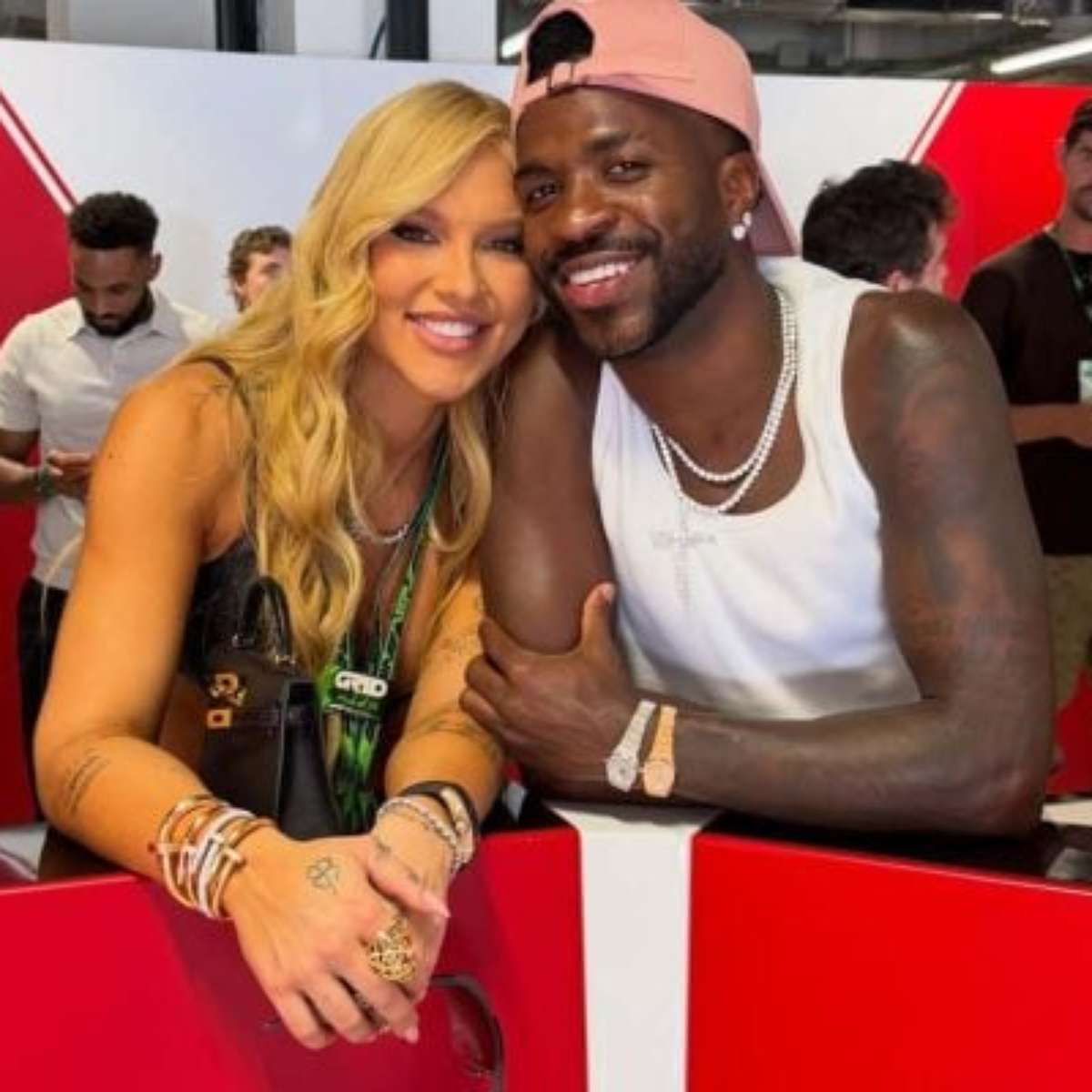 Vini Jr e Virginia Fonseca roubam a cena no GP da Espanha de Fórmula 1