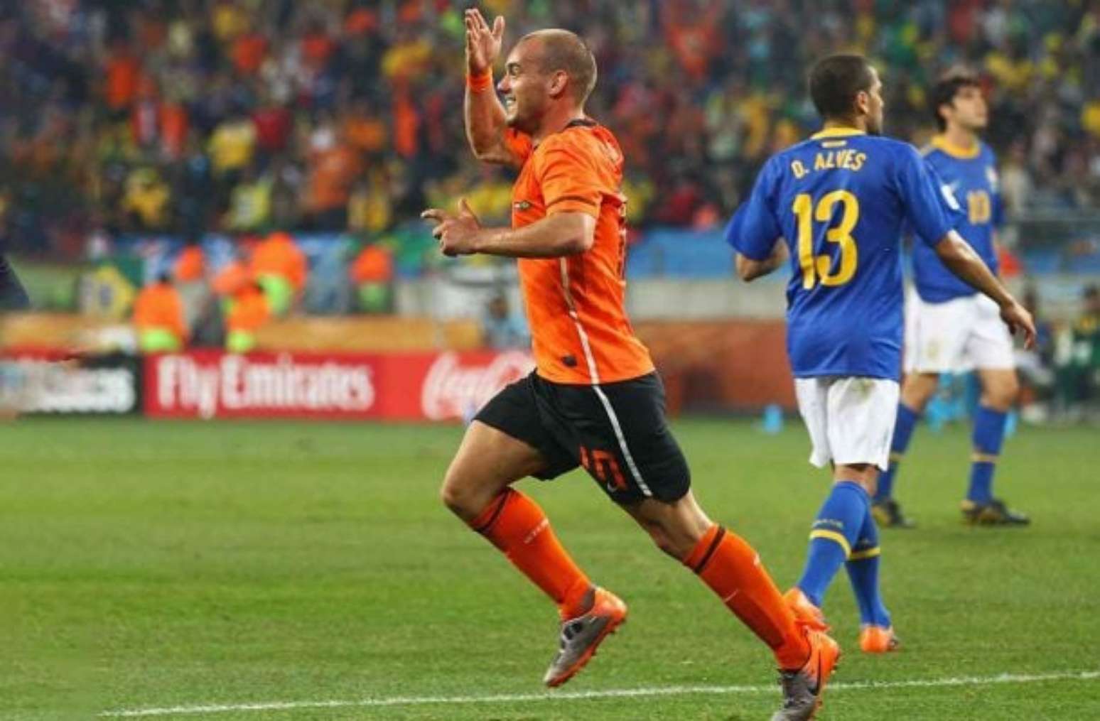 Bola da Copa de 2010 leiloada por Sneijder &mdash;
