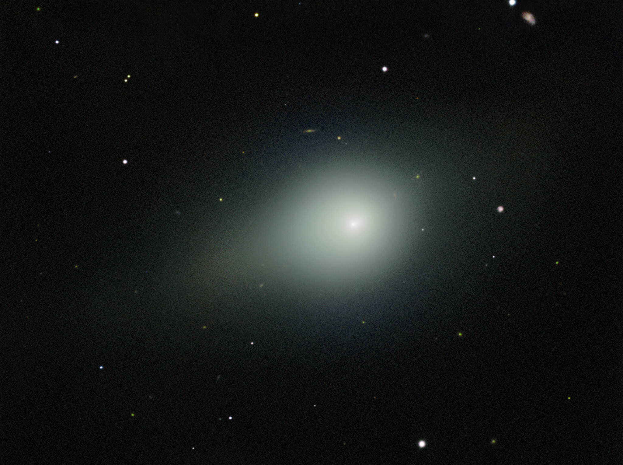 Pesquisadores estimam que a temperatura de formação do objeto ficou próxima do zero absoluto. Imagem: Processamento de imagens: J. Miller e M. Rodriguez (Observatório Internacional Gemini/NSF NOIRLab), TA Rector (Universidade do Alasca em Anchorage/NSF NOIRLab), M. Zamani (NSF NOIRLab)