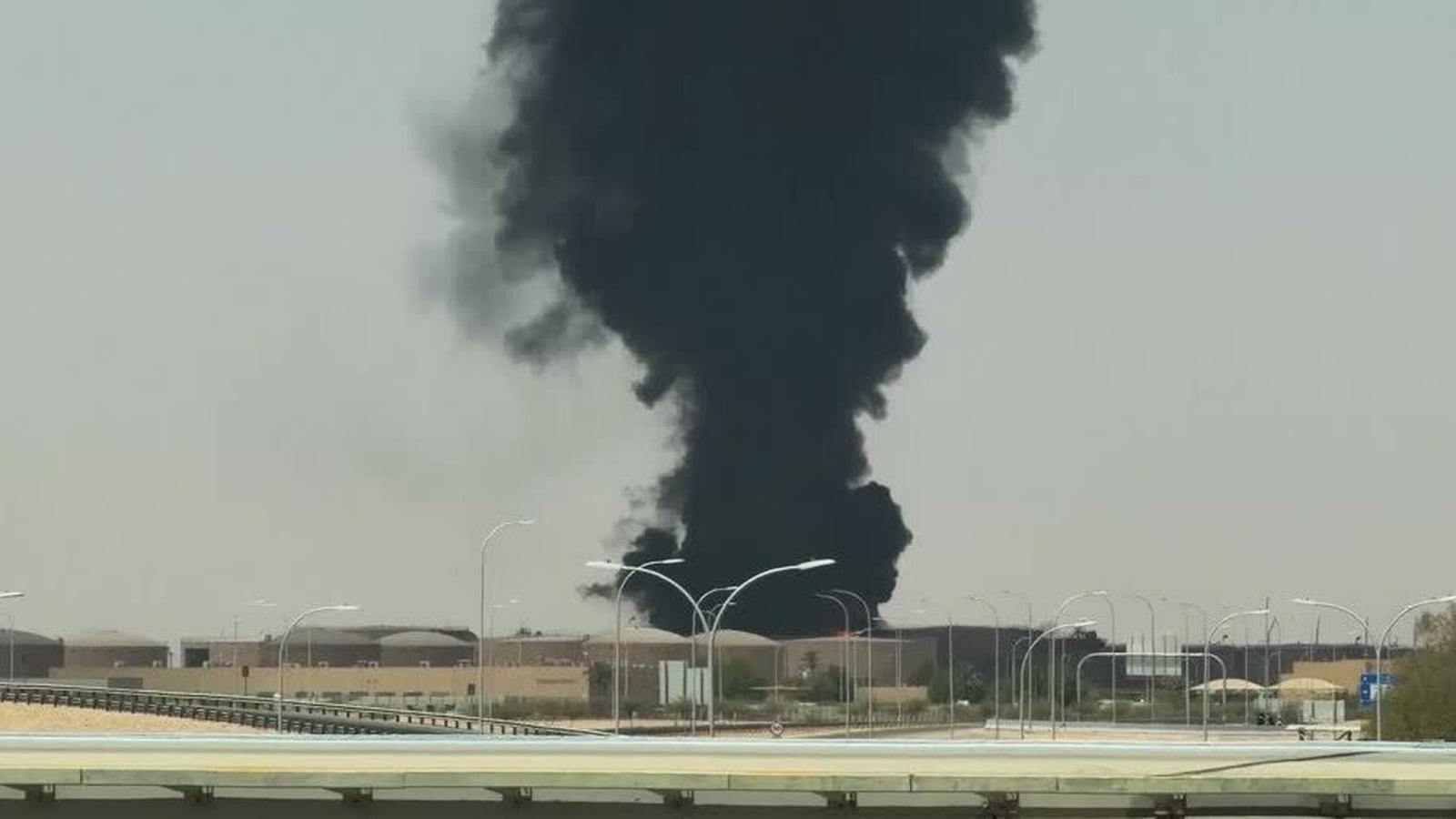 Fumaça vista perto do aeroporto de Riade após a Arábia Saudita enviar alertas de perigo