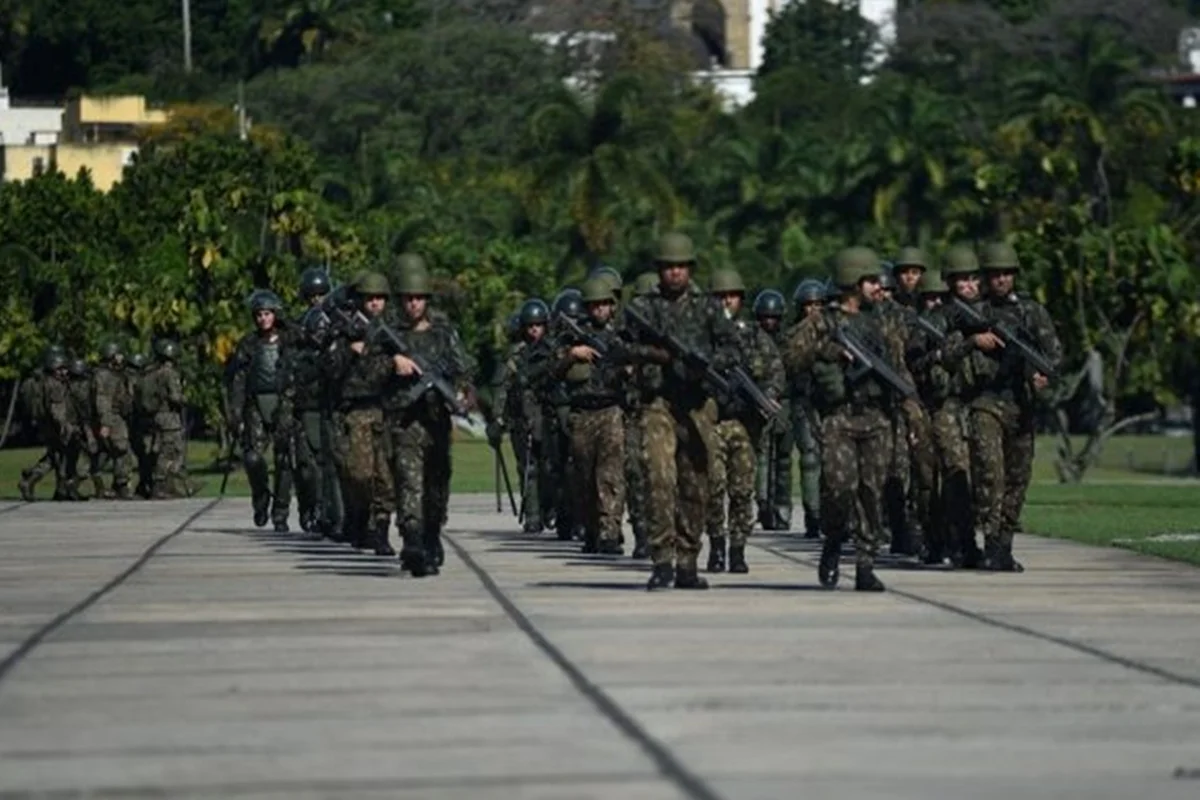 Imagem colorida de soldados do Exército brasileiro