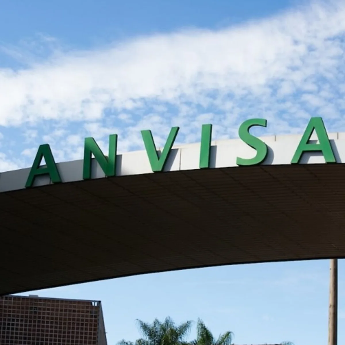 Anvisa suspende testes de terapia contra autoimunes após três mortes