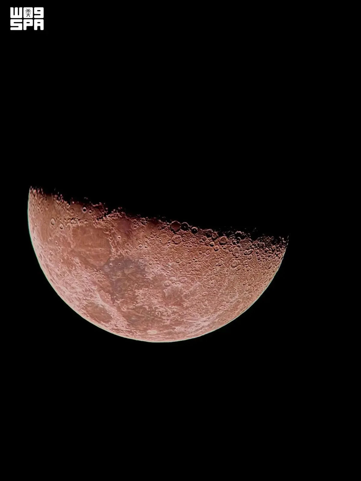A lua brilha sobre os céus de Rafha para um evento global de observação
