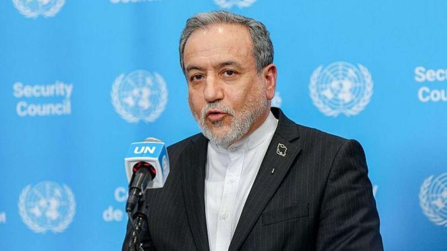 O ministro das Rela&ccedil;&otilde;es Exteriores do Ir&atilde;, Abbas Araghchi, discursa em frente a um p&oacute;dio tendo como fundo o azul da ONU.