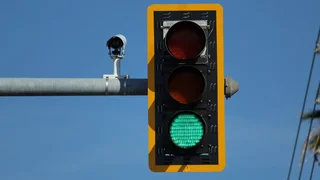 Como são os semáforos inteligentes que usam algoritmos e IA para acabar com o trânsito