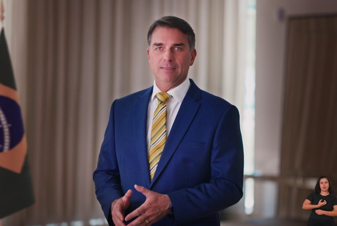 Em pronunciamento oficial, Flávio Bolsonaro usa crise no STF para defender fim da reeleição