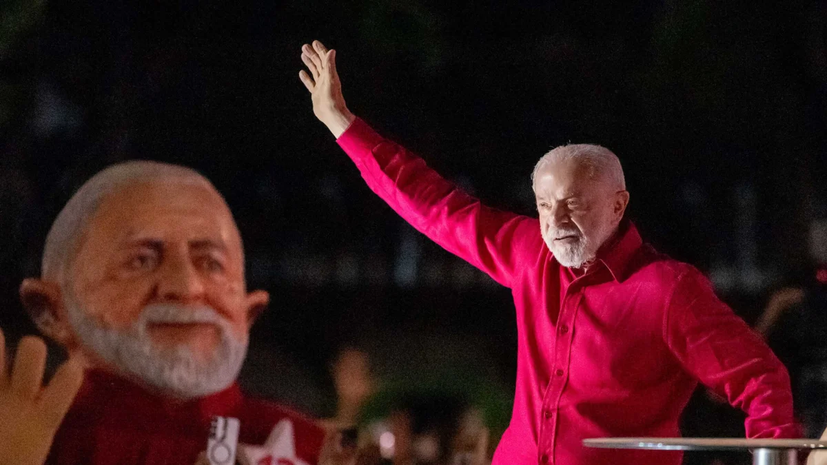 Lula diz que país não comporta político vira-lata que fica de 4 para os EUA