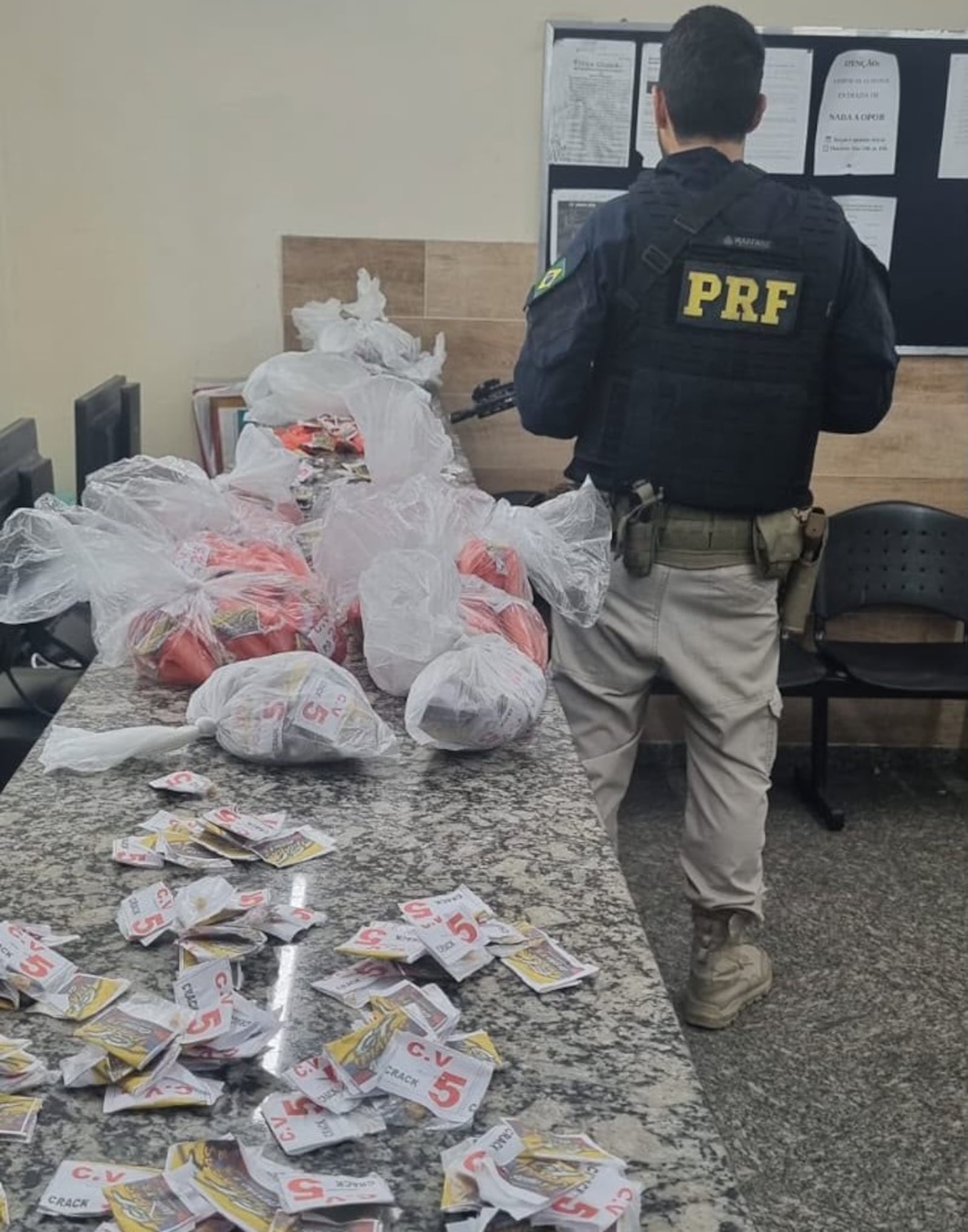 Agentes encontraram drogas embaixo de banco do passageiro no veículo do suspeito Reprodução/PRF