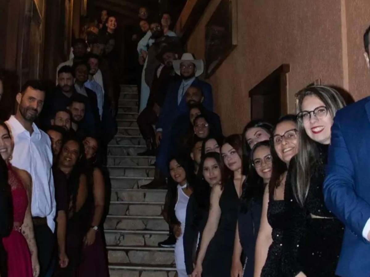 Casamento coletivo reúne 24 trisais em cerimônia simbólica no RJ