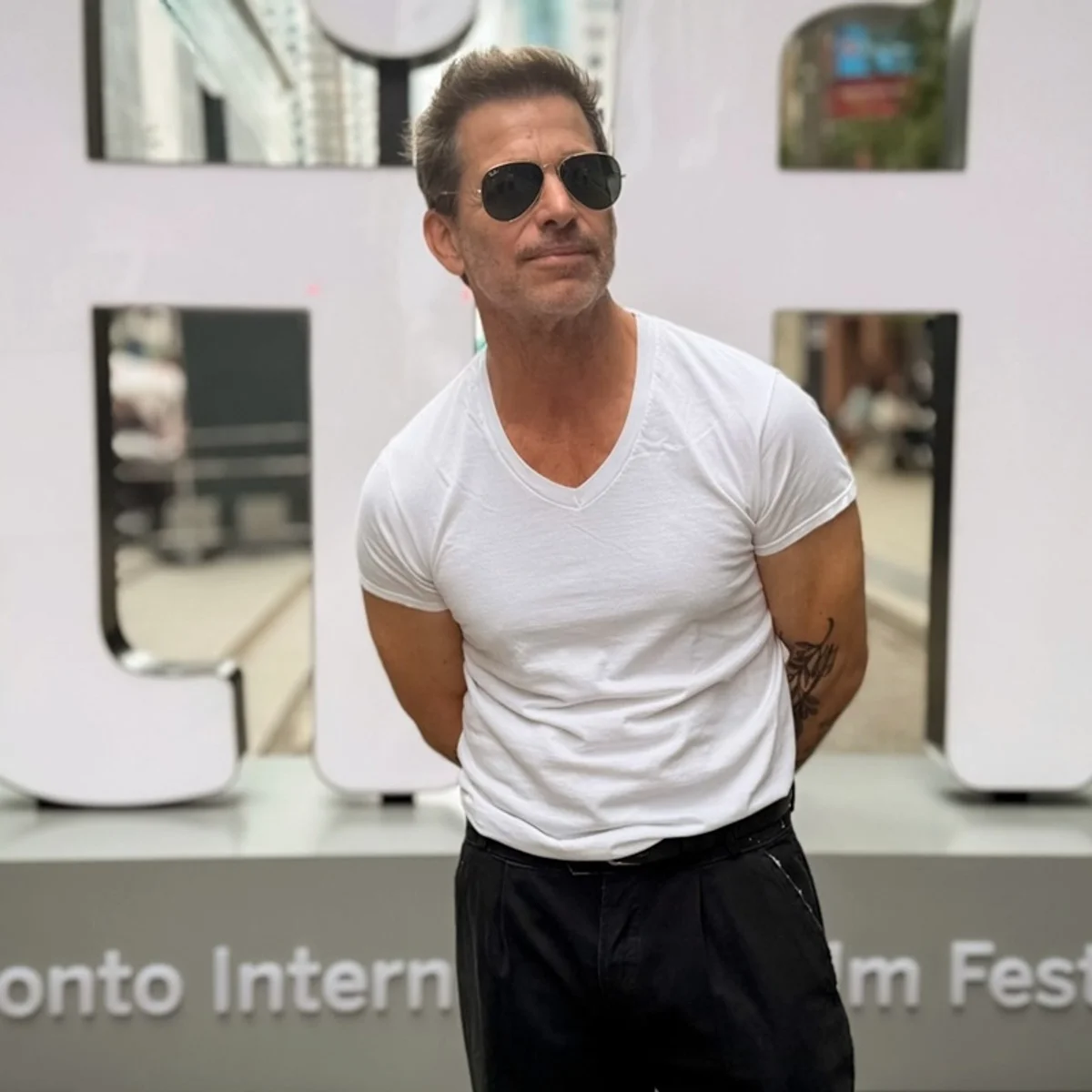 Tachado de fascista, Zack Snyder diz ter feito "o filme mais gay de todos"