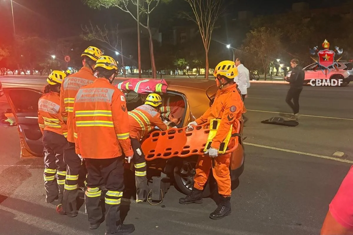 Bombeiros e carro - Metrópoles