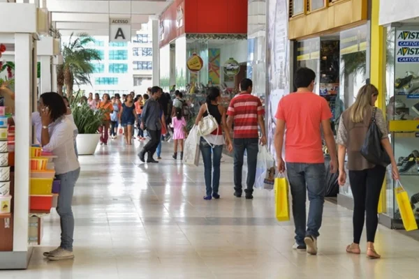 Vendas no varejo nacional caem 0,8% em julho, diz IBGE