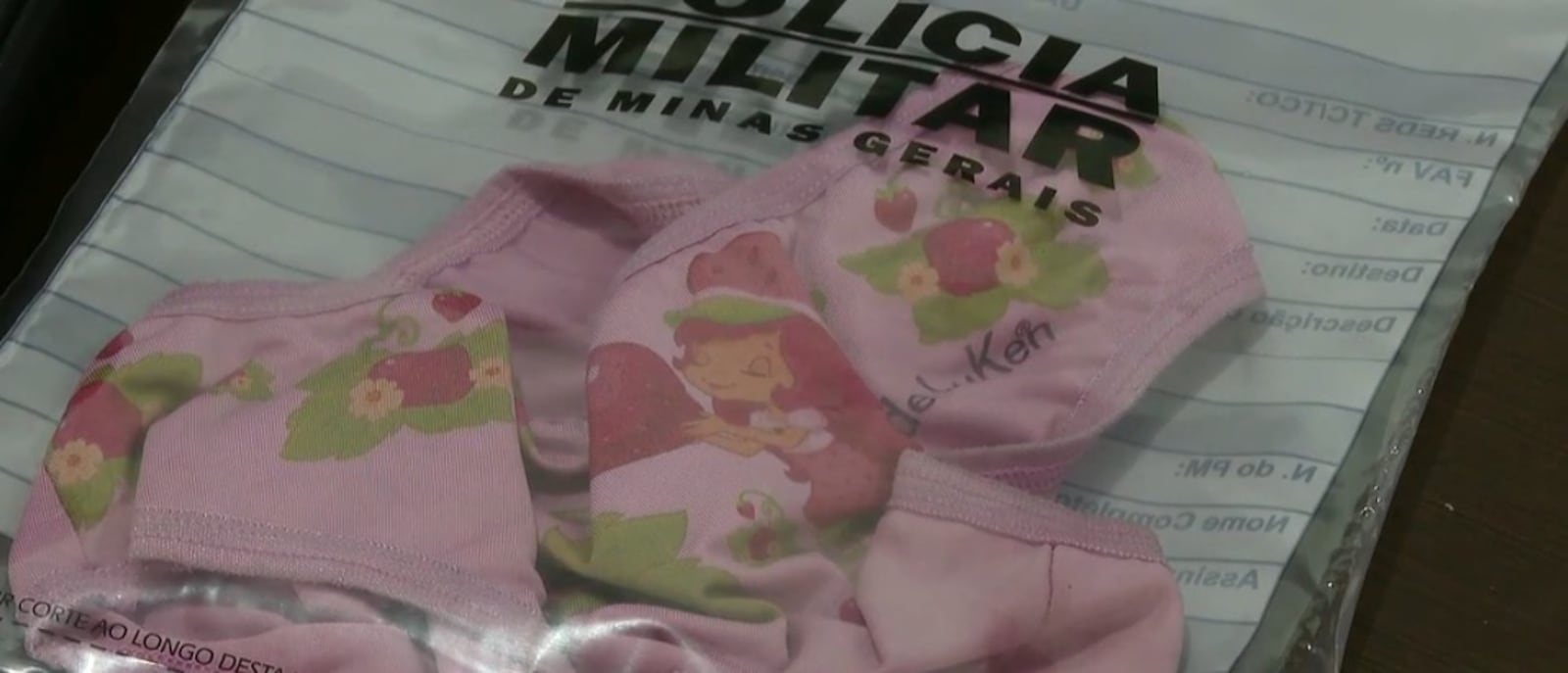 Durante as buscas, os policiais também encontraram, dentro de um guarda-roupa, uma peça íntima infantil feminina