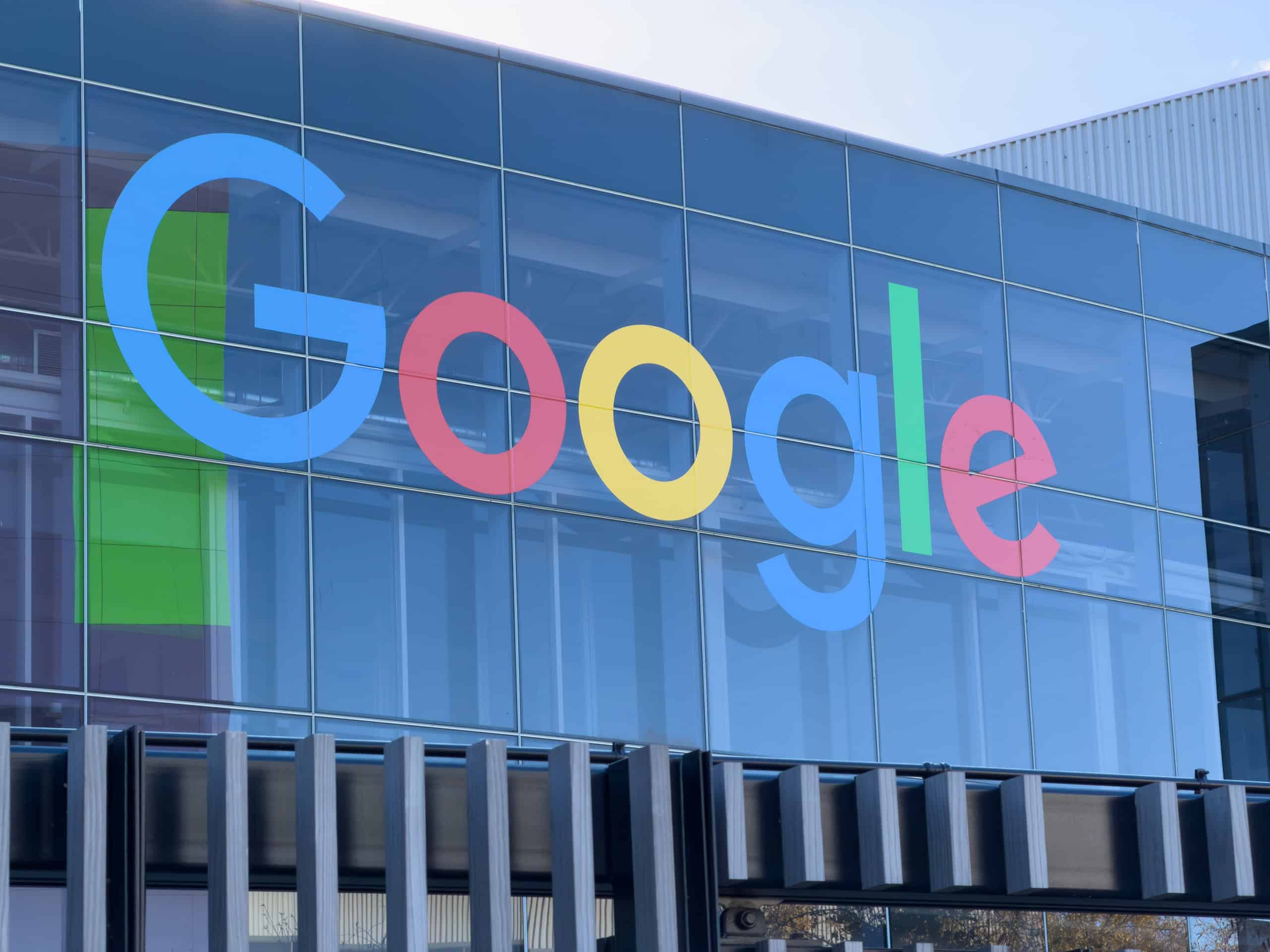 Selo de verificação não impediu golpe: Google exibiu anúncios falsos de programas do governo