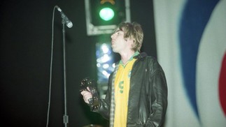Liam Gallagher durante show do Oasis em março de 1998, em São Paulo — Foto: Sergio Andrade / Agência O Globo