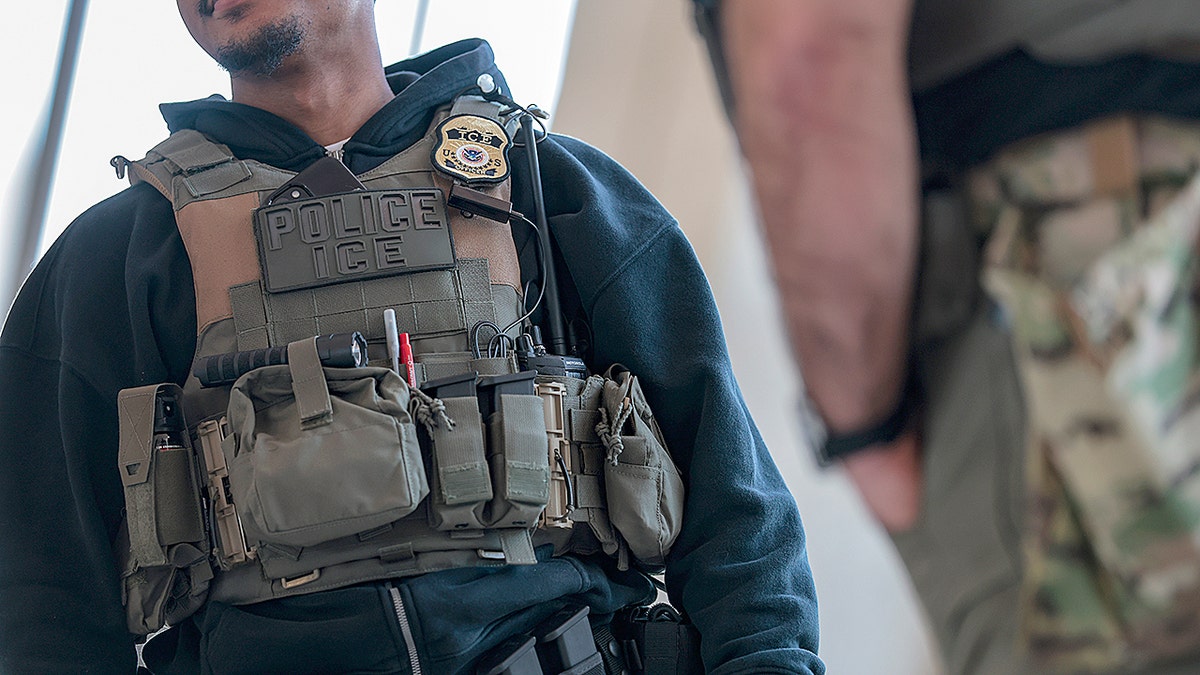 Imagem da matéria: A ICE deporta ex-combatante liberiano acusado de tortura e recrutamento de crianças-soldado