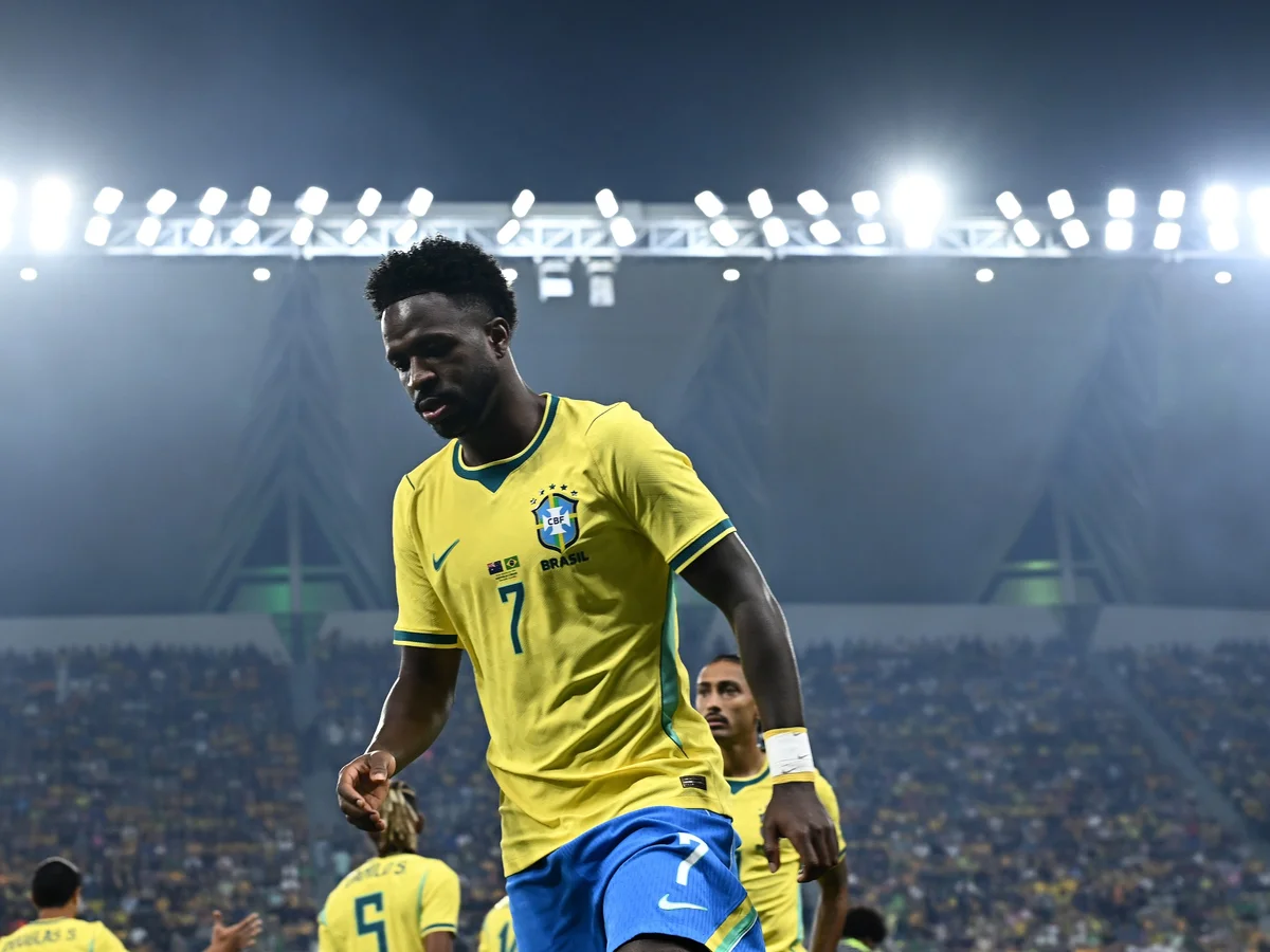 Apenas um gol e sem vaga cativa: o início ruim de temporada de Vini Jr.