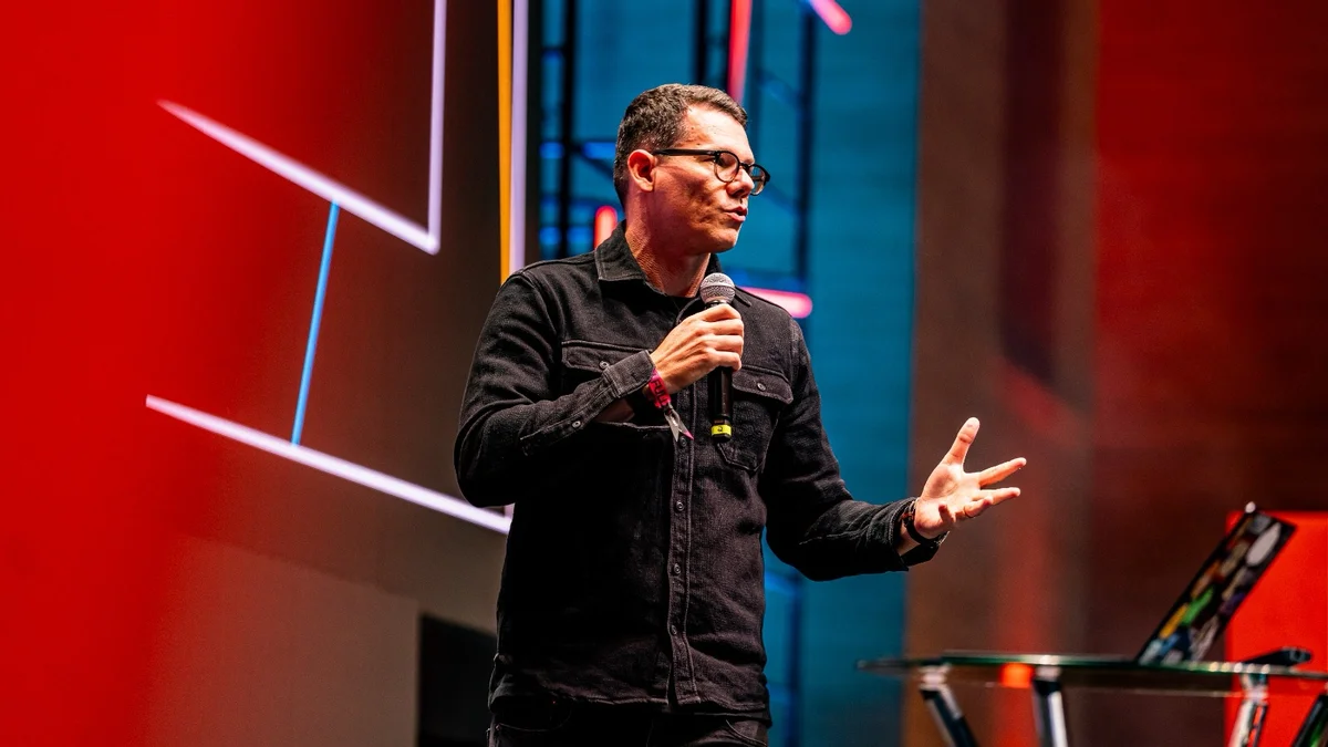 Matt Montengro no palco do Hotmart FIRE 2026