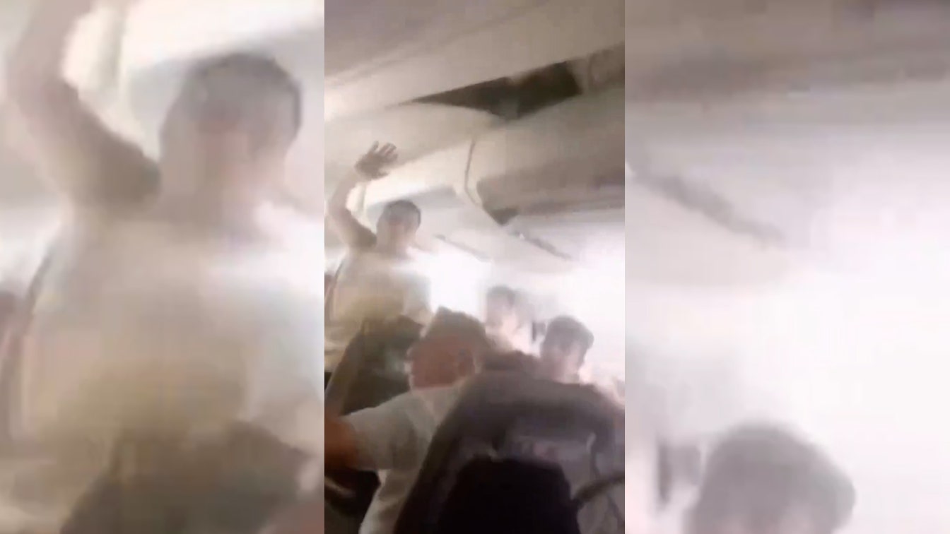 Em um vídeo aterrorizante de meio voo, passageiros de um avião gritam enquanto uma agitação violenta faz os painéis do teto da cabine voarem.