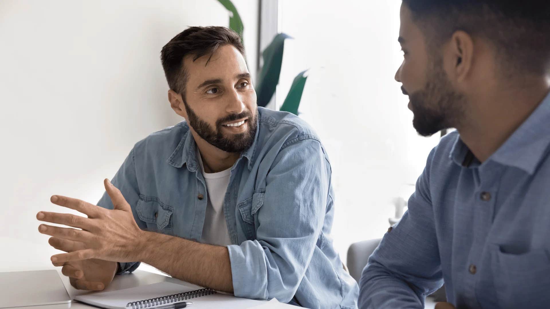 Pessoas que odeiam desperdiçar tempo frequentemente usam 7 frases para dizer profissionalmente 'Esta reunião poderia ter sido um e-mail'
