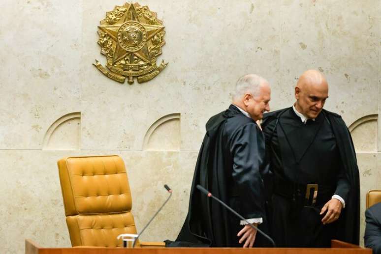 Moraes pede nova quebra de sigilo antes de sessão no STF; Fachin aciona PGR