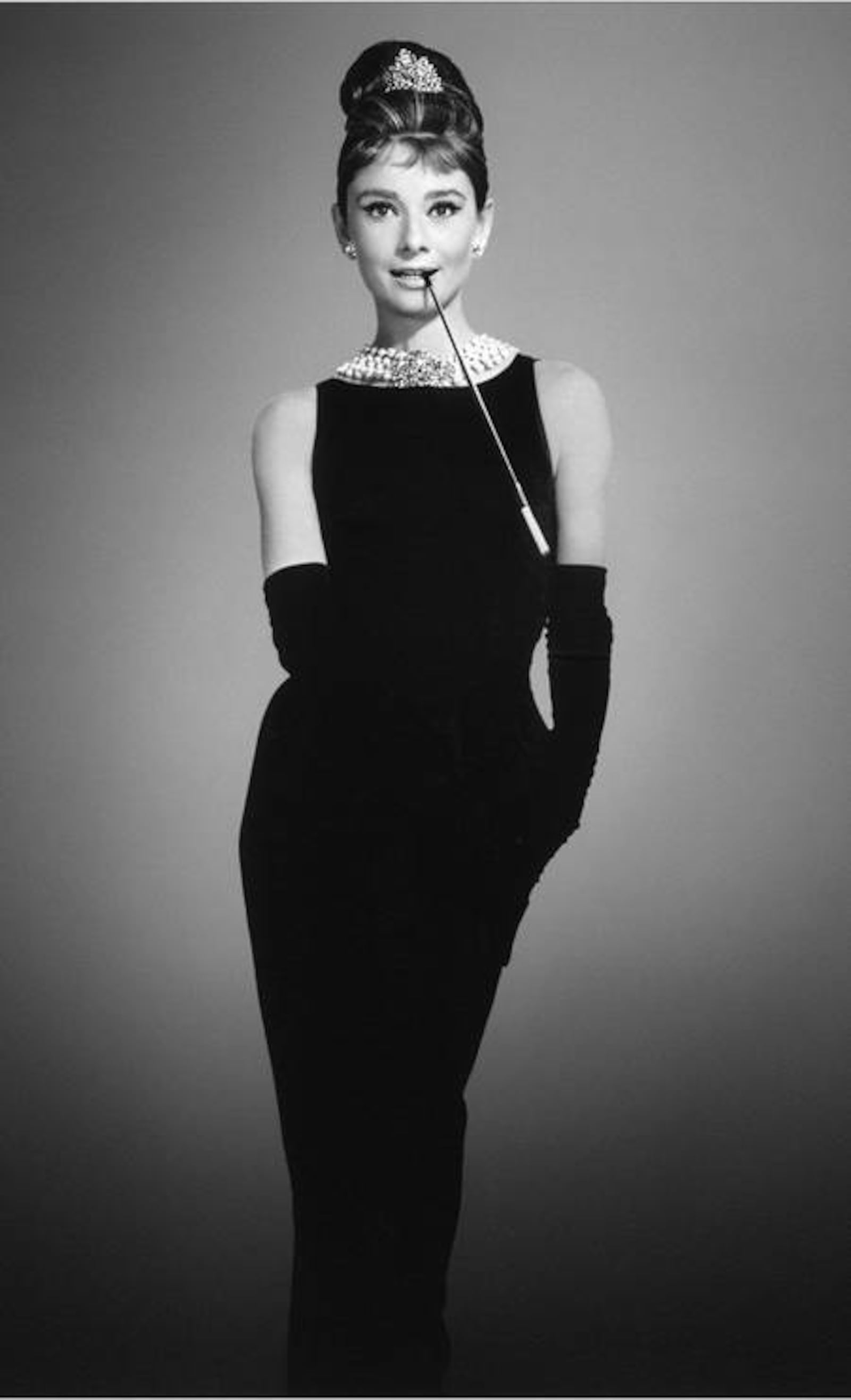 O vestido preto que Audrey Hepburn usou em 'Bonequinha de luxo' Reprodução/Creative Commons