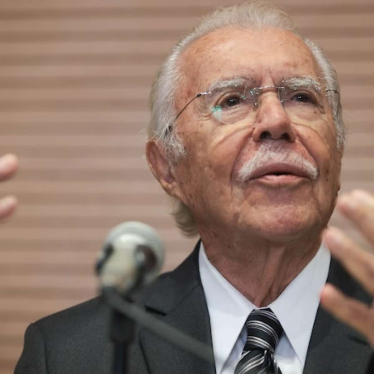José Sarney recebe alta após internação por pneumonia