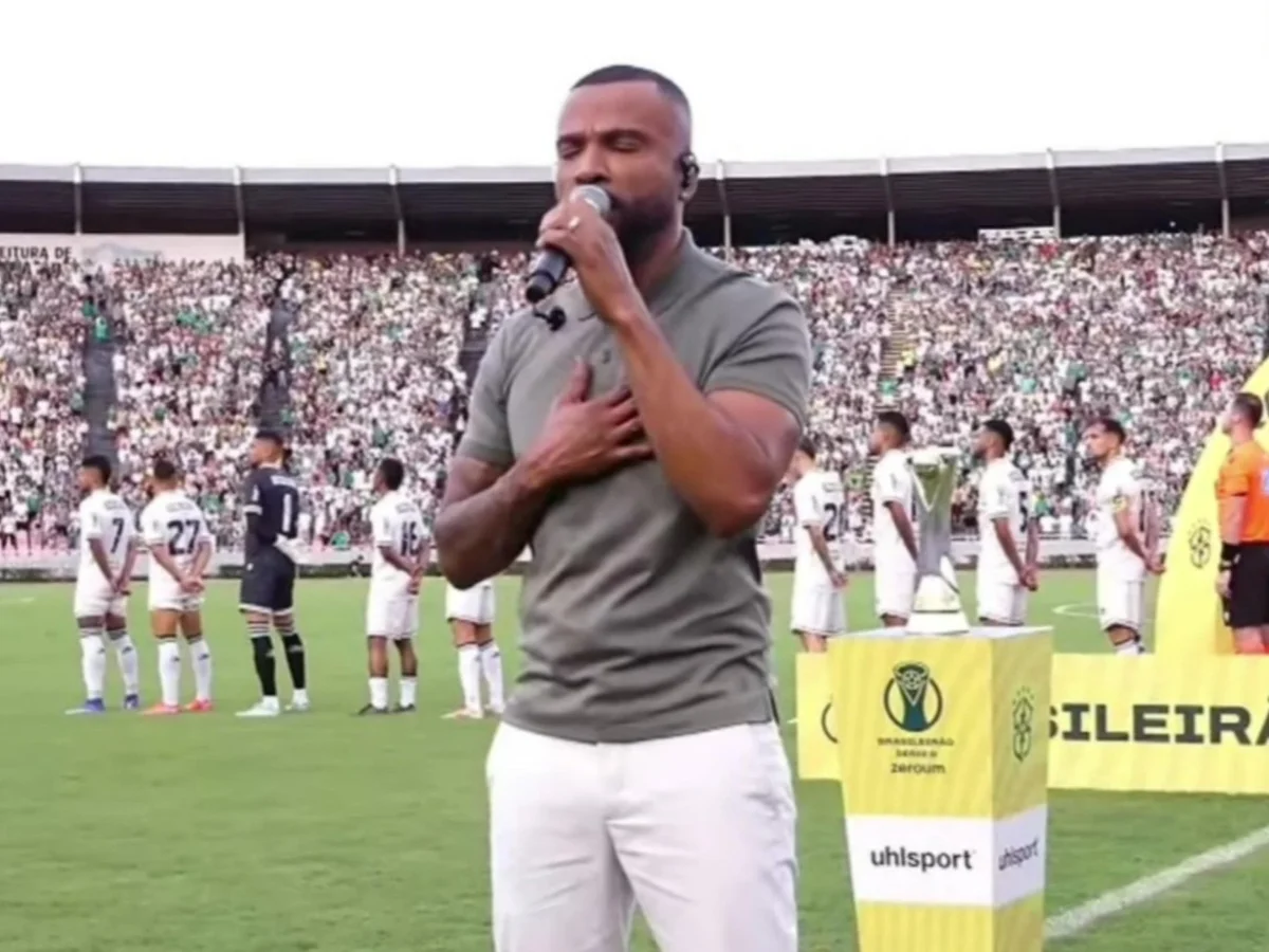 Série D ZeroUm: Alexandre Pires canta o Hino Nacional antes da final