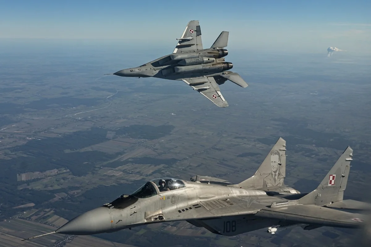 Imagem colorida de caças da Otan - Metrópoles