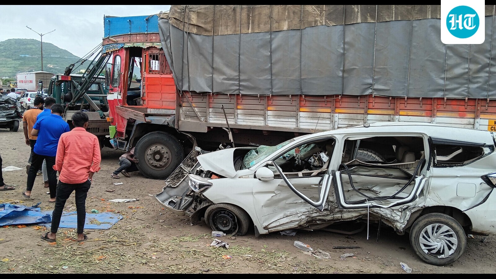 2 mortos e 12 feridos após caminhão embater em outro caminhão, provocando colisão múltipla na rodovia Pune-Bengaluru