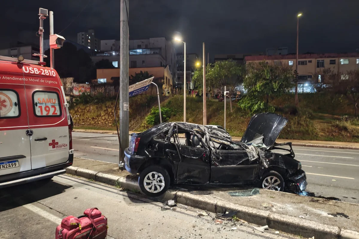 Mãe e filha de 5 anos ficam feridas após acidente em avenida de BH