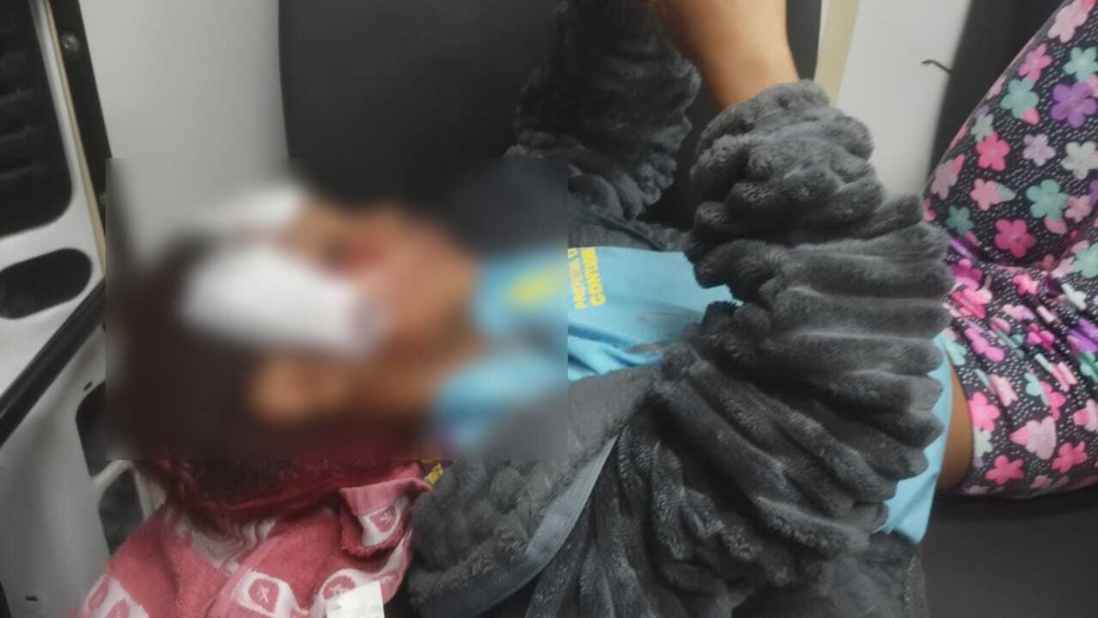 O uniforme usado pela criança no momento do acidente ficou manchado de sangue