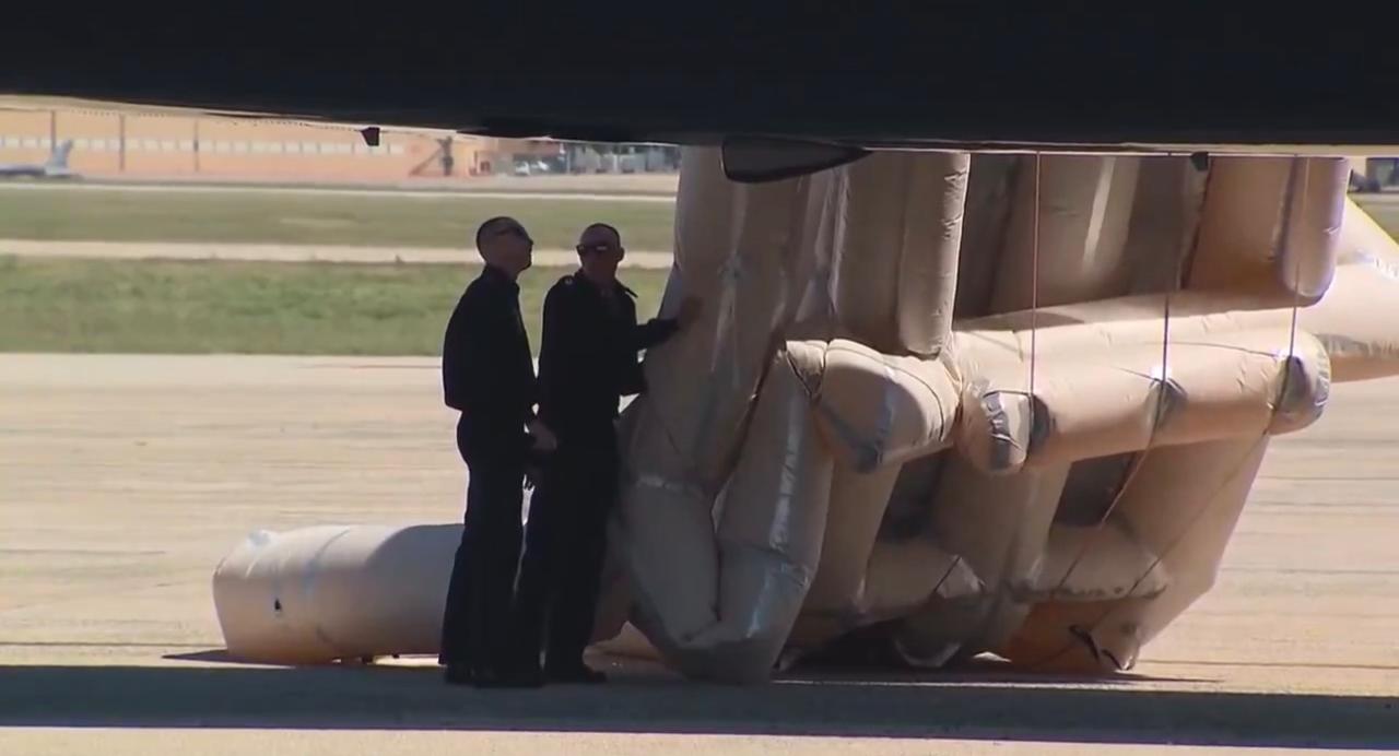 Escorregador de emergência do Air Force One é acionado momentos antes de Trump embarcar