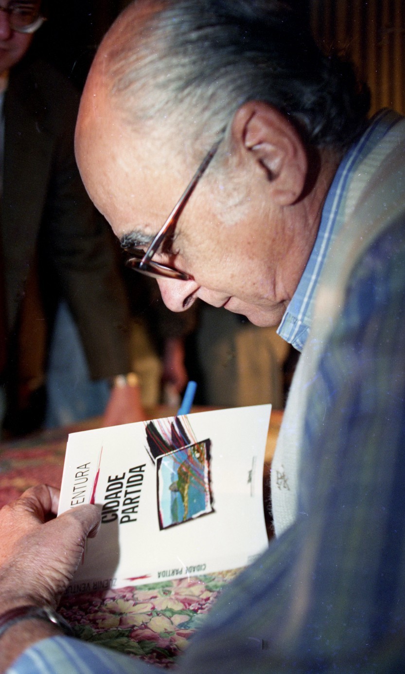 Zuenir Ventura (Escritor) - Lançamento do livro "Cidade Partida" - Zuenir autografando — Foto: Ari Lago / Agência O Globo - Negativo : 94-12049