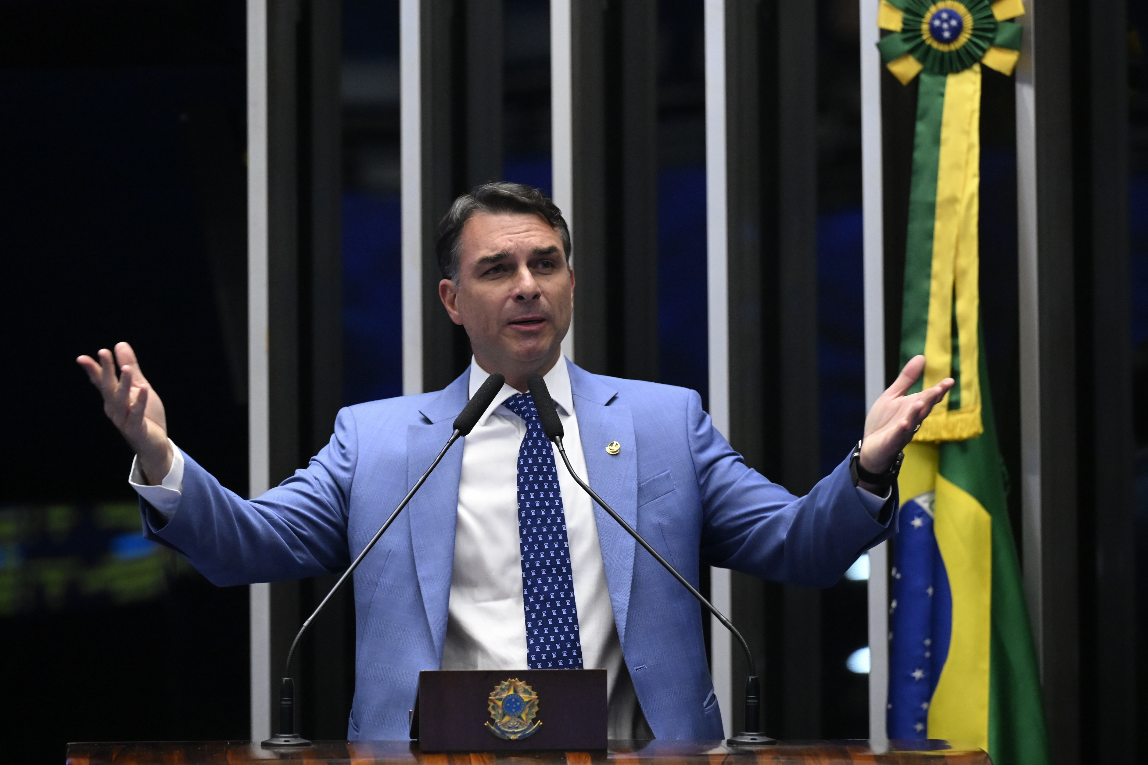 Flávio Bolsonaro rebate viagem em jato de Vorcaro e diz que aeronave era de Willer Tomaz