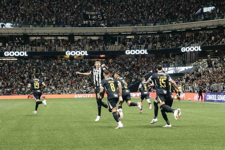 Torcedores do Atlético vaiam Neymar e protestam na Arena MRV