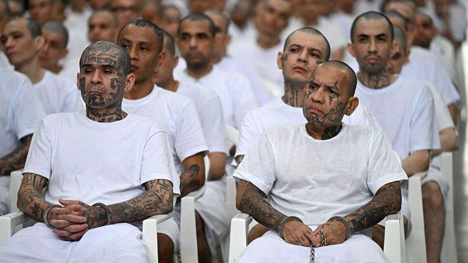 Em El Salvador, sob o comando de Bukele, imagens de supostos membros de gangues na pris&atilde;o transmitem forte mensagem de submiss&atilde;o do crime ao Estado
