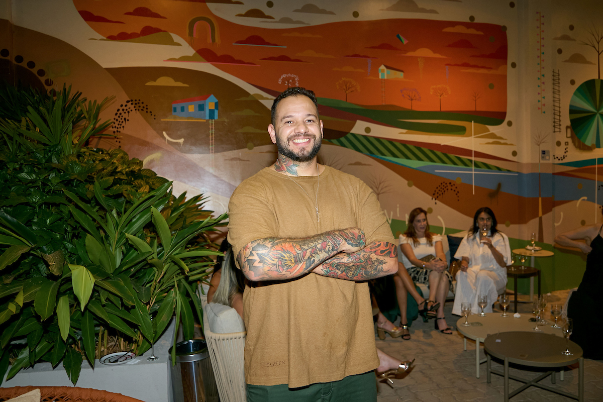 Marcelo Chaves reúne amigos especiais para celebrar nova idade na CASACOR