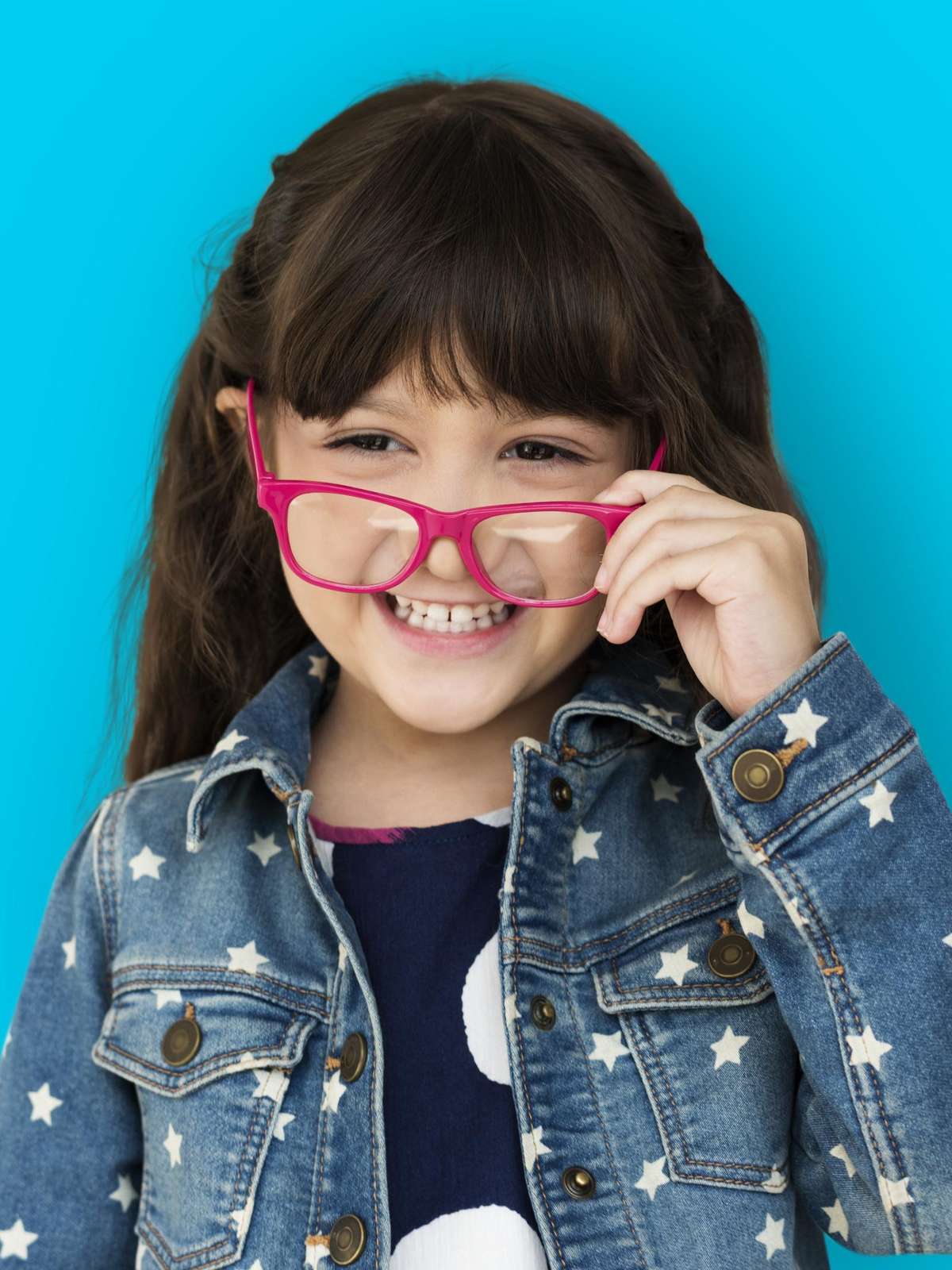 Por que a miopia infantil está aumentando no mundo? Hábitos modernos podem ser a resposta