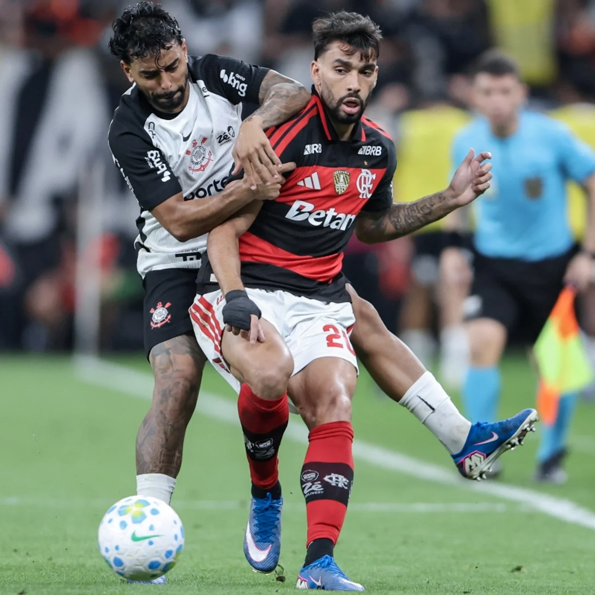 Em cenários opostos, Flamengo encara Corinthians pelo Brasileirão