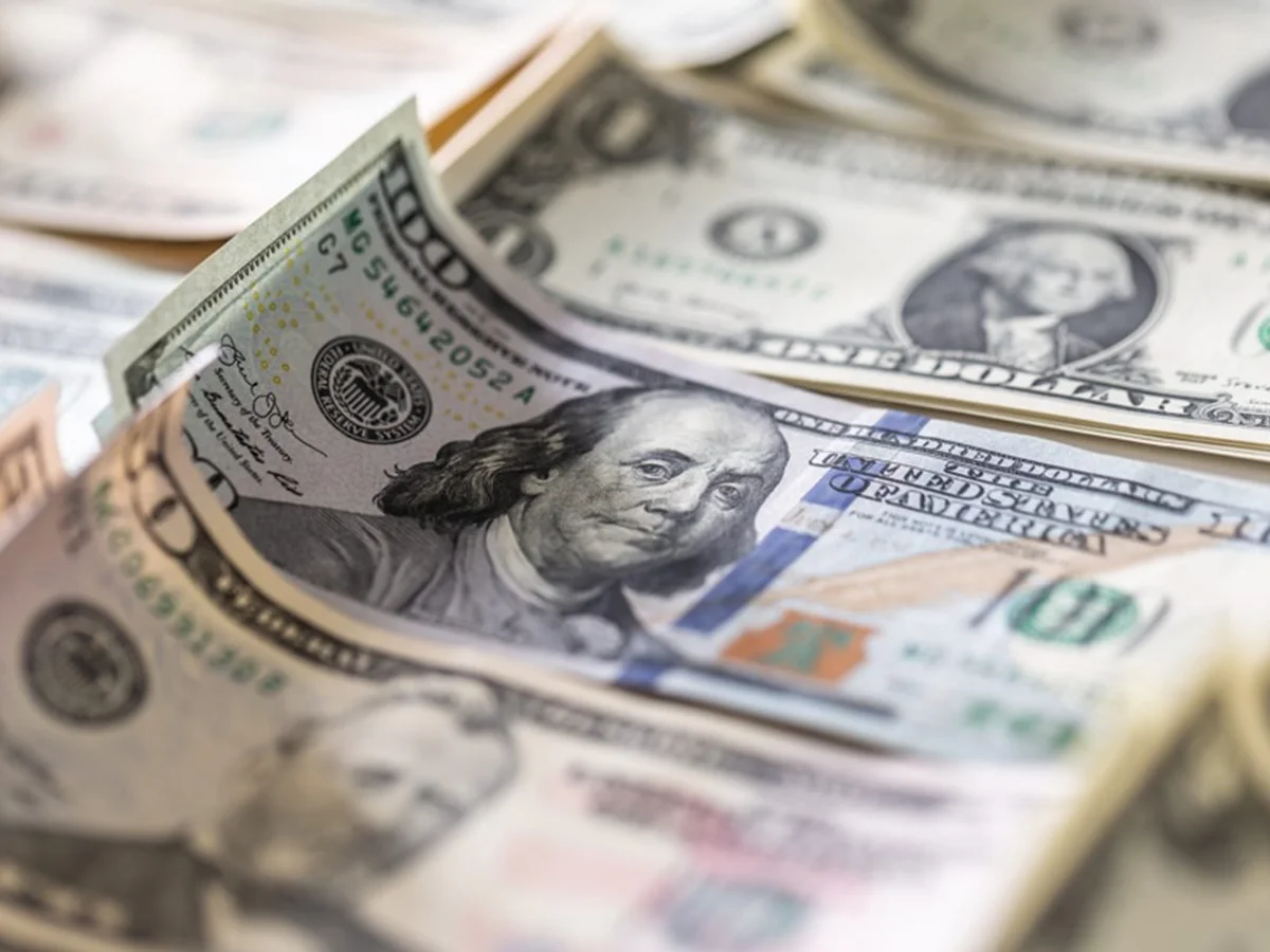 Dólar sobe com alta do petróleo e tensão sobre juros e julgamento no STF