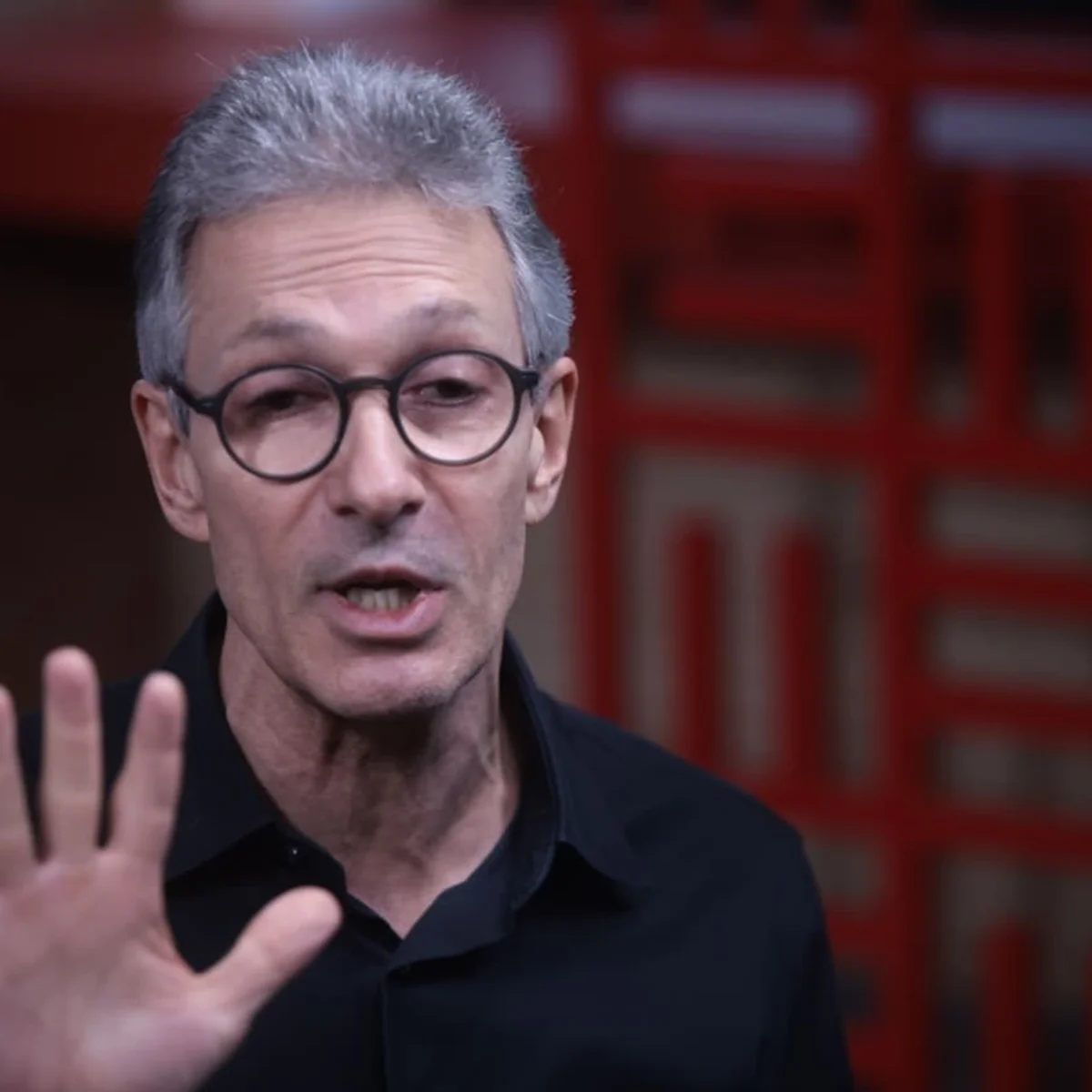 Sob pressão para apoiar Flávio, Zema resiste: “Sigo firme até o fim”