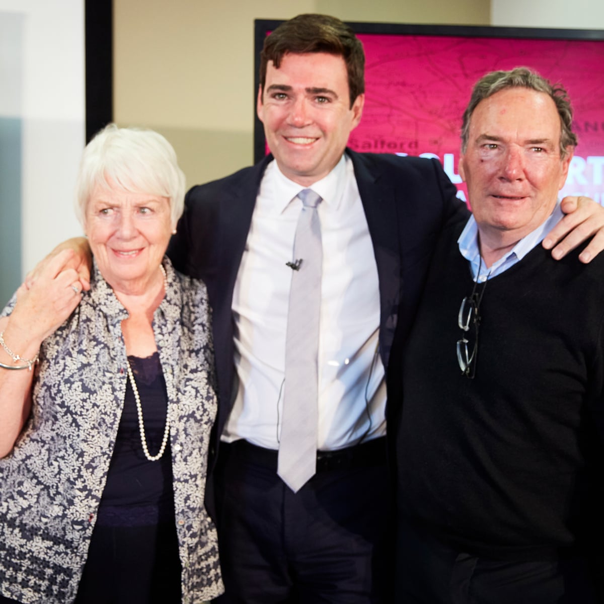 Andy Burnham cancela compromissos após anúncio da morte de seu pai
