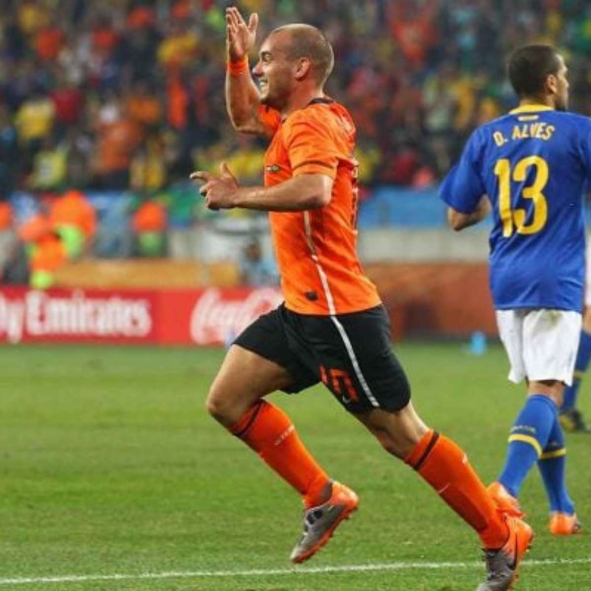 Sneijder leiloa bola de jogo contra o Brasil e medalha de 2014
