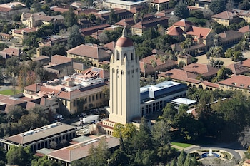 El periódico estudiantil The Stanford Review reveló que un alumno hispano fue sustituido por la imagen de una mujer afroamericana creada con IA (REUTERS/Noah Berger/File Photo).