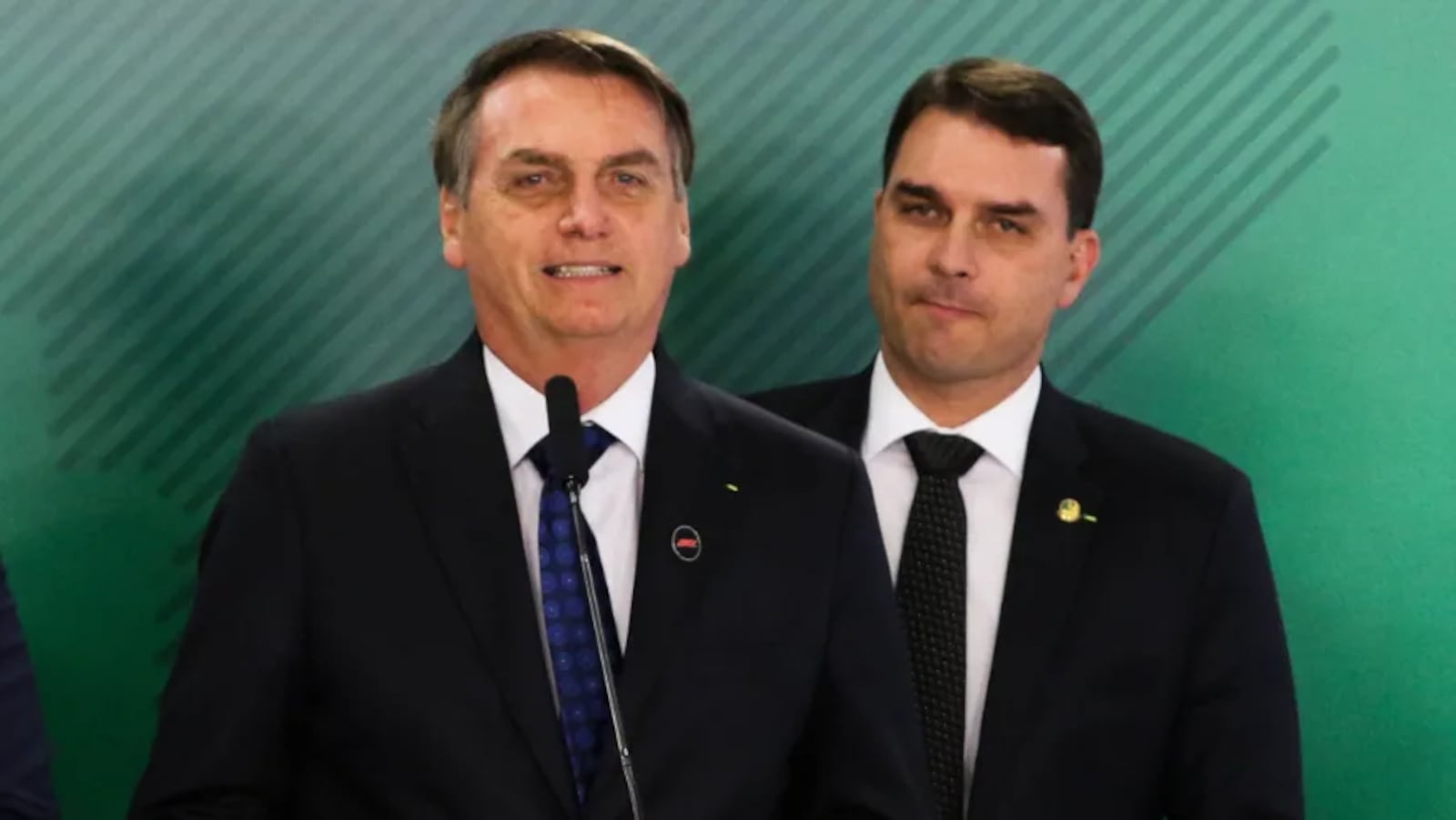 O ex-presidente Jair Bolsonaro e o filho Flávio Bolsonaro Valer Campanato/Agência Brasil - Arquivo
