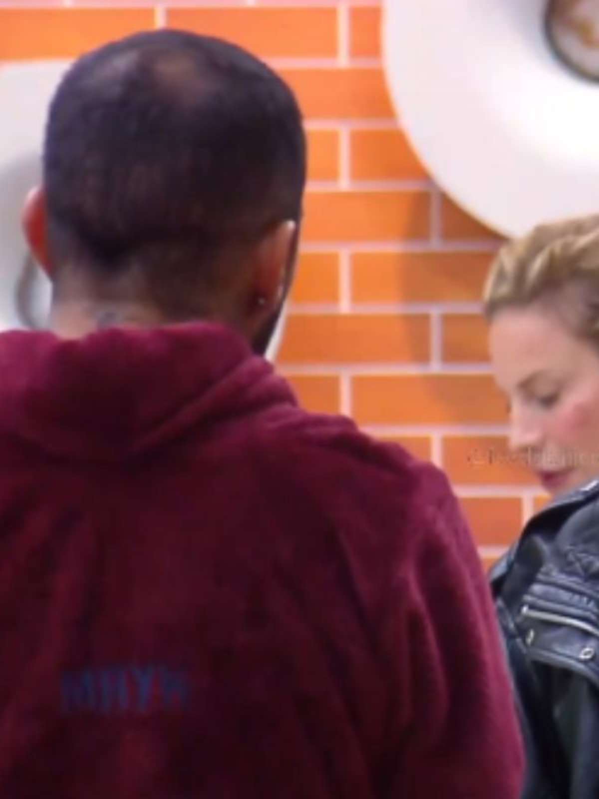 A Fazenda 18: madrugada tem bate-boca com Darlin e 'menino do ET' xingando Ariela
