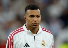 Vini Jr. e Mbappé escondem mensagem em camisa antes de jogo e causam polêmica na Espanha