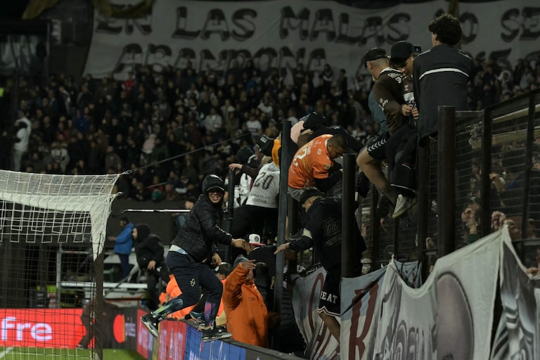 Platense é punido após invasão e briga em jogo contra o Fluminense; Conmebol não se pronunciou