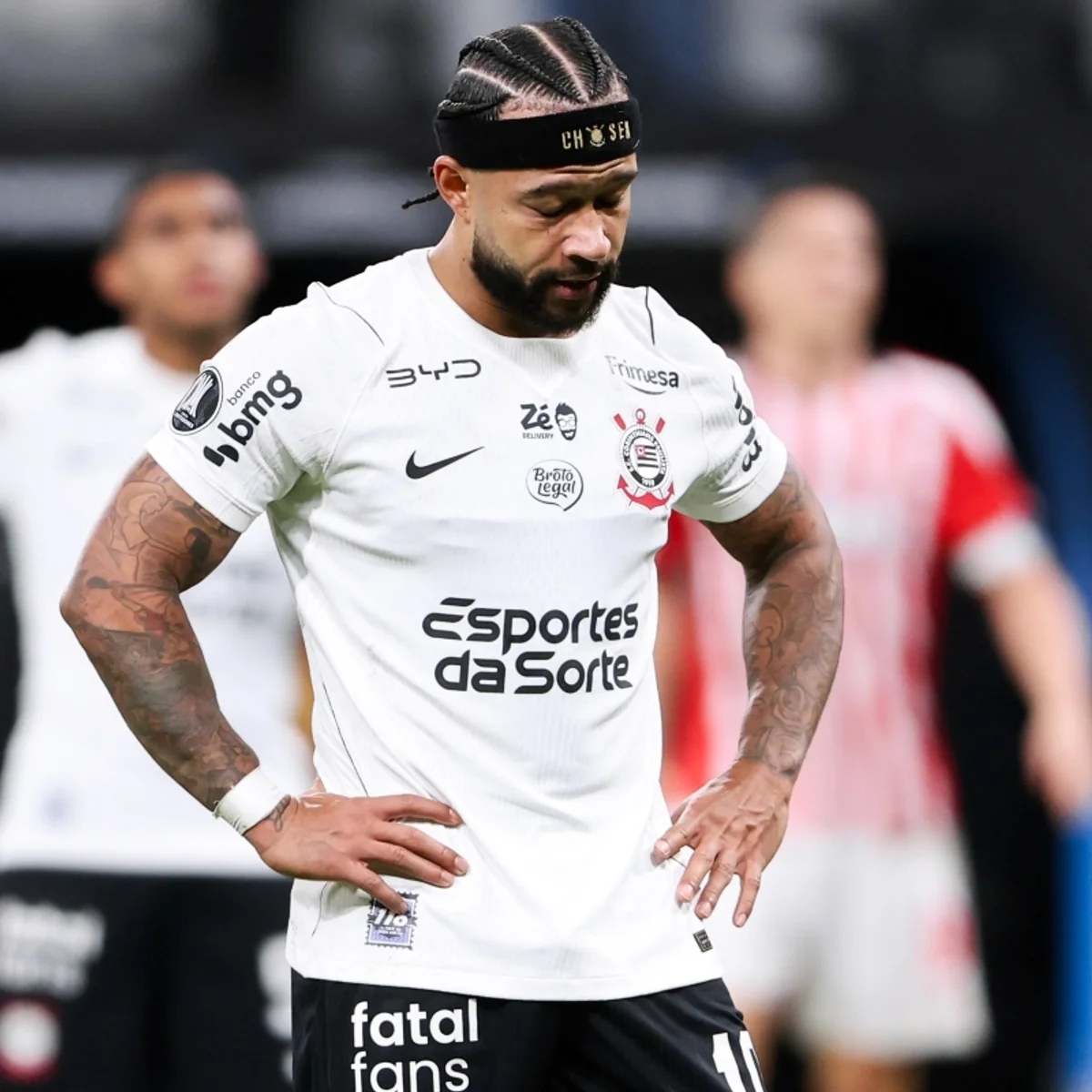 Memphis Depay é alvo de críticas nas redes após eliminação na Libertadores